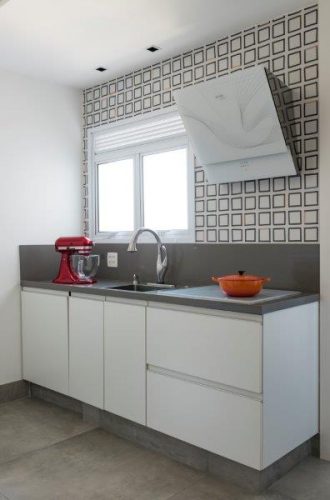 Parede de azulejos decorados na cozinha por Patricia Pasquini
