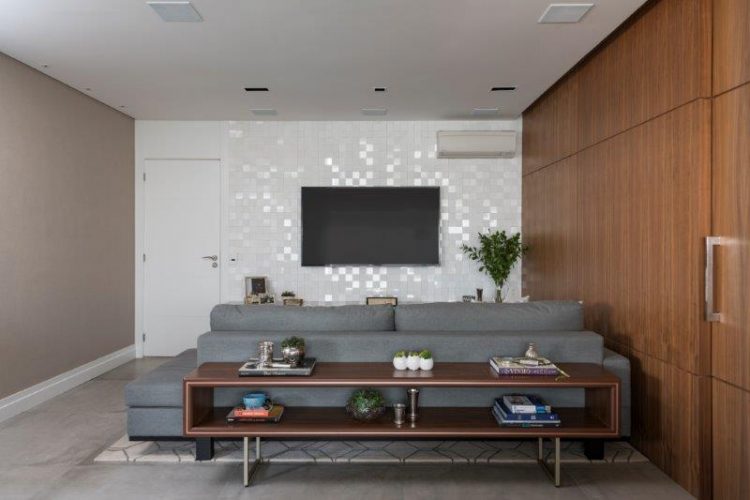 sala de tv com aparador atras do sofá no projeto de Patricia Pasquini