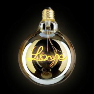 Creative Lamps: marca de luminárias customizáveis é inaugurada no Rio de Janeiro. Lampada dourada com o filamento escrito a palavra Love, amor em inglês.