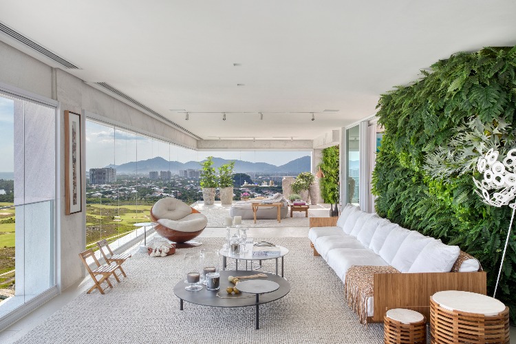 parede verde atras do sofá com paisagismo de Carmen Mouro