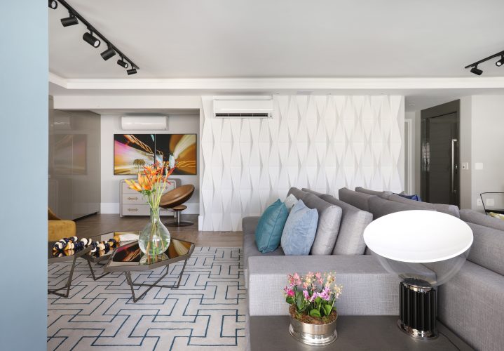 Spaço Interior assina projeto da casa nova da influenciadora Mari Saad. Living com sofá cinza para os dois lados 