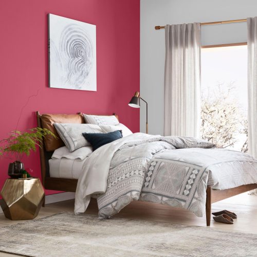 cama com parede pintada de rosa sedução da Sherwin Williams