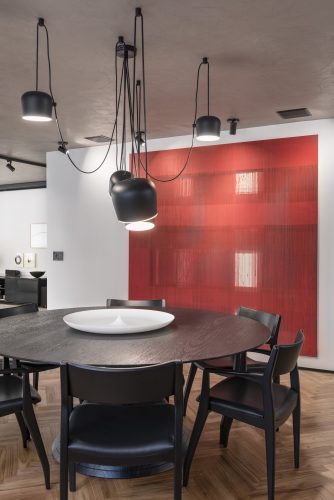 Quadro vermelho e mesa Micasa no projeto de Consuelo Jorge