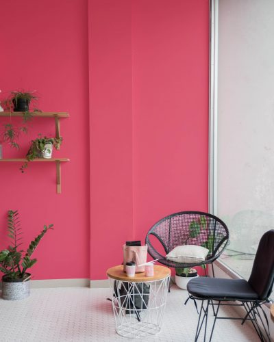 cadeiras com parede ao fundo pintada com a cor rosa sedução da Sherwin Williams