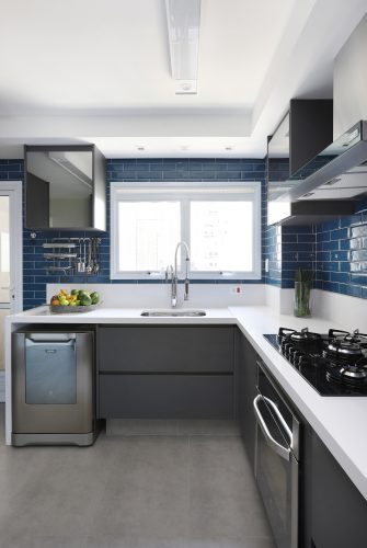 Spaço Interior assina projeto da casa nova da influenciadora Mari Saad. Cozinha com revestimentos na cor azul e bancada branca.