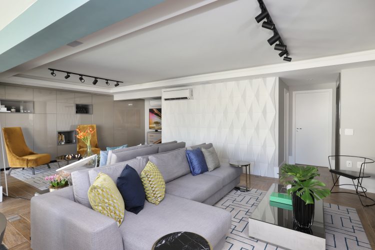 Spaço Interior assina projeto da casa nova da influenciadora Mari Saad. Living com sofá cinza e trilho com sposts no teto