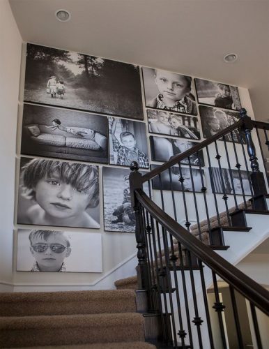 Decorando a parede da escada.. Fotos em preto e branco