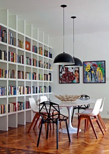 Decorando com os signos, a casa do geminiano. Sala de jantar com estante de livros, geminiano adora ler.