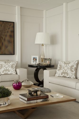 sofa e abajur bege na sala decorada por Leonardo Junqueira
