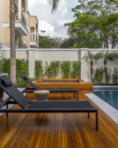 Piscina com o paisagismo de Mariane Ramos