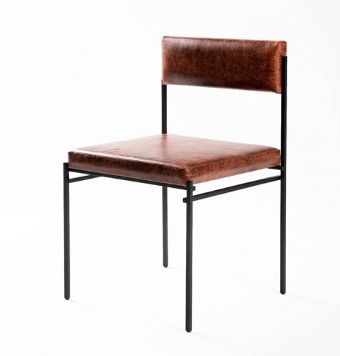 Cadeira com estrutura tubular em aço carbono e estofado em couro.design do brasiliense Samuel Lamas.