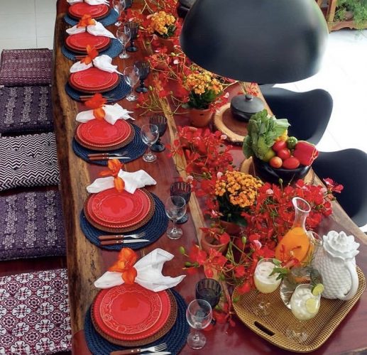 Décor para receber no Carnaval com Feijoada, o match que dá o maior samba. Mesa para decorada com arranjos de legumes e verduras.
