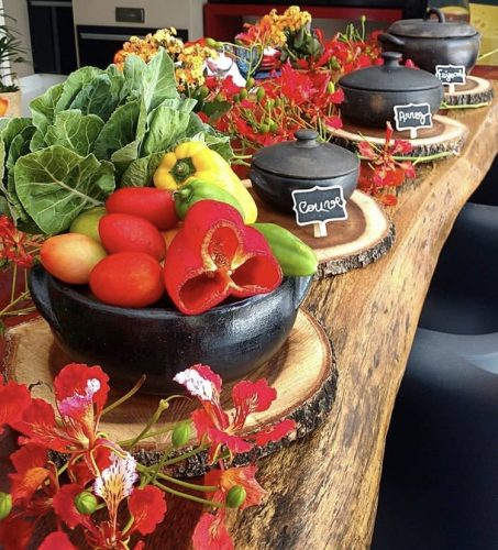 Décor para receber no Carnaval com Feijoada, o match que dá o maior samba.. Mesa decorada com legumes e verduras.
