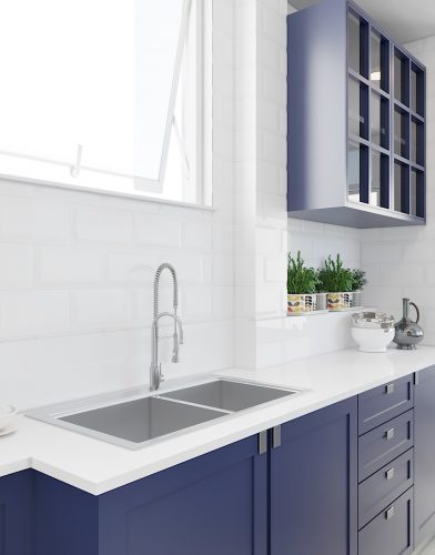 Cozinha Vintage, com antes e depois.. Bancada branca e armários na cor azul.