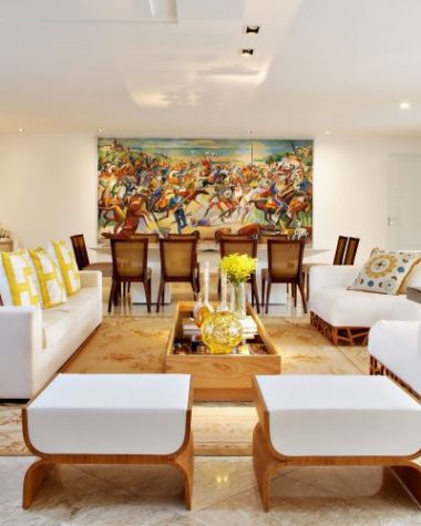 Sala de estar assinada por Marlon Gama com moveis brancos