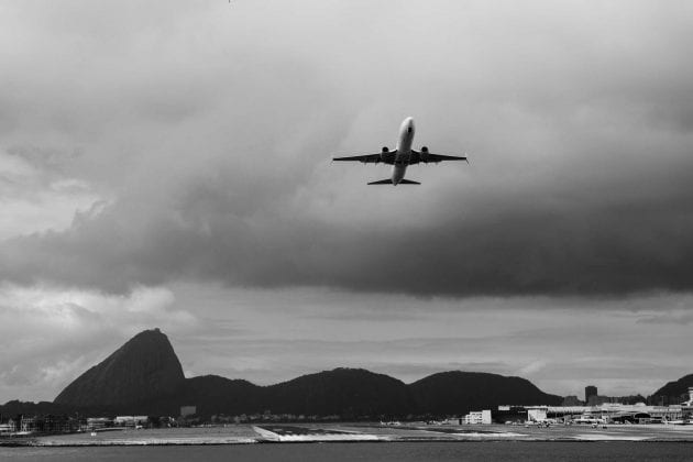 RIO - A Cidade Maravilhosa por outros ângulos, livro de fotos de Rafael Duarte. Foto do avião na baia de Guanabara.