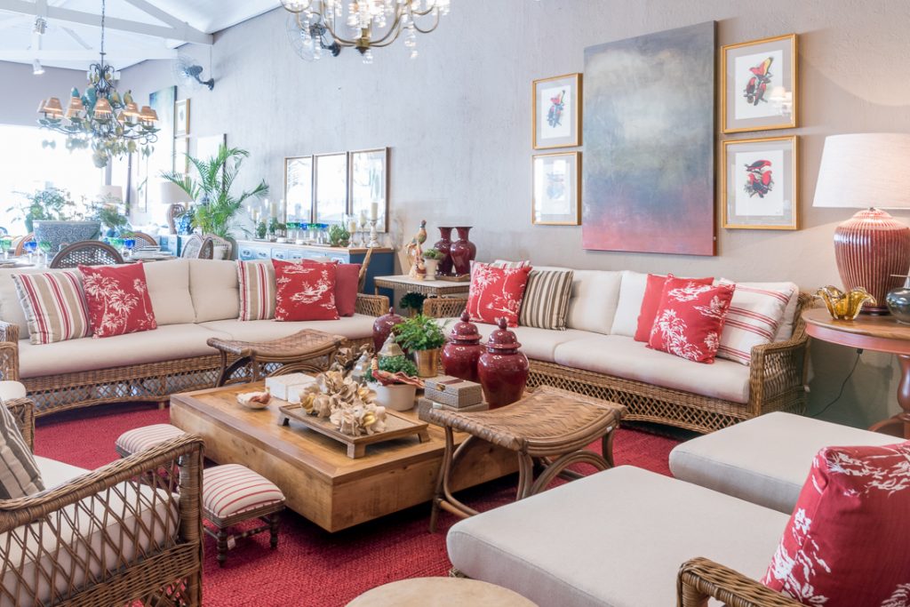 Outlets de decoração, loja Silvania Cecilio. Interior da loja com living decorado com sofás de fibra natural.