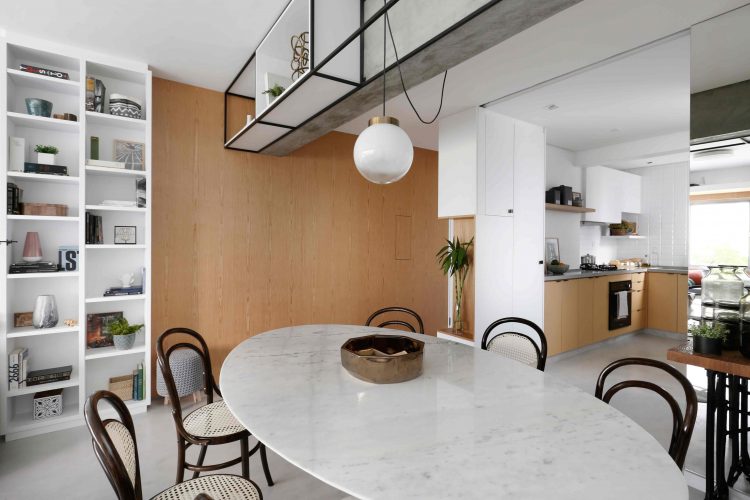 Apartamento de  95 m² e  40 anos ganha atmosfera moderna após reforma. Mesa Saarinen oval  permite melhor  circulação.