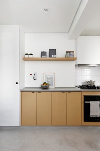 Apartamento de  95 m² e  40 anos ganha atmosfera moderna após reforma. Cozinha aberta para a sala.