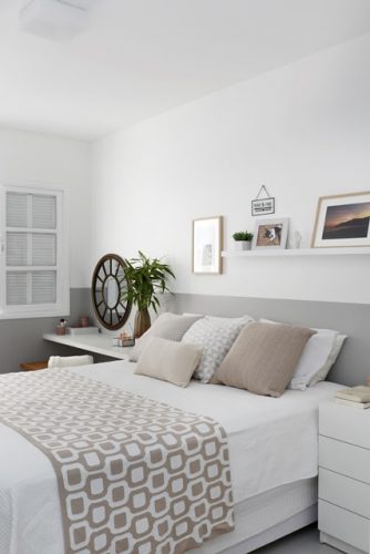 Apartamento de  95 m² e  40 anos ganha atmosfera moderna após reforma. No quarto de casal, uma faixa pintada de cinza cria o efeito da cabeceira da cama.