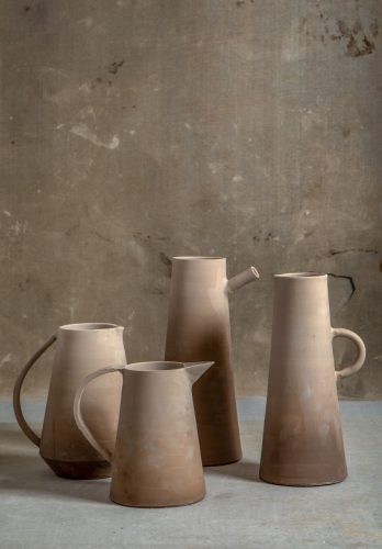 O tempo da cerâmica’, livro de uma das mais requisitadas ceramistas do país, Denise Stewart. Jarras 