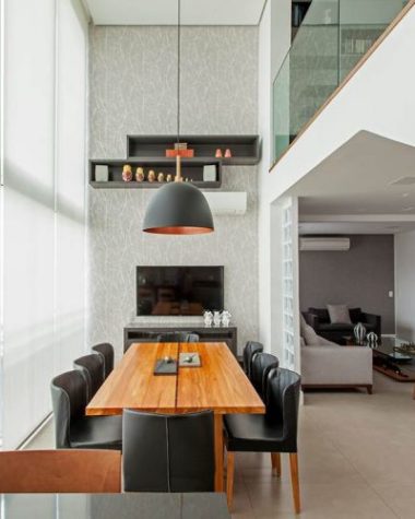 sala com mezanino assinado por Karina Kor