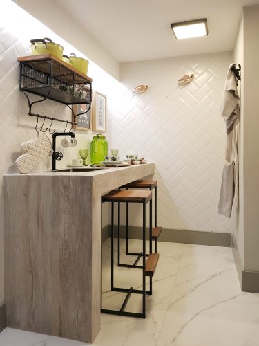 Um apartamento todo decorado com soluções completas na Amoedo Design. Cozinha  com bancadas alta