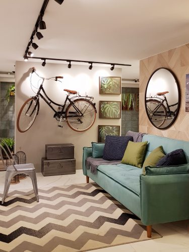 Um apartamento todo decorado com soluções completas na Amoedo Design. Sala com sofá em suede turquesa e tapete estampa zigzag