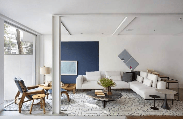 O Rio ganha um novo espaço de decoração, o Studio FW, um espaço de 600m2 localizado no coração de Ipanema. Living decorado com sofá branco e tapete azul e branco