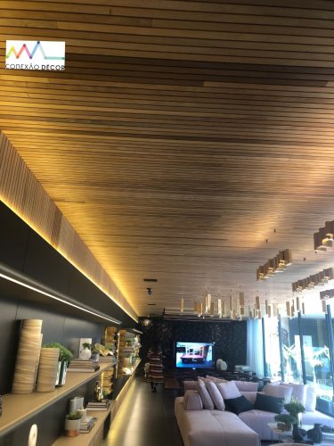 O olhar da Conexão Décor na CasaCor SP 2019. Parte 2. Sala com o teto revestido em madeira