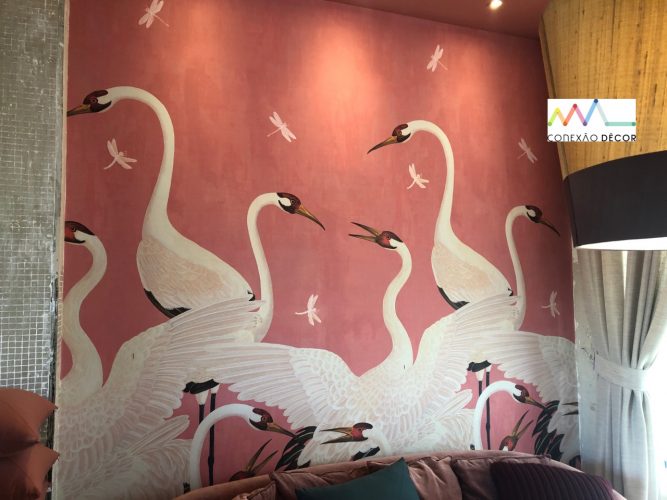 O olhar da Conexão Décor na CasaCor SP 2019. Parte 2. Papel de parede com fundo rosa e cisnes , da Gucci