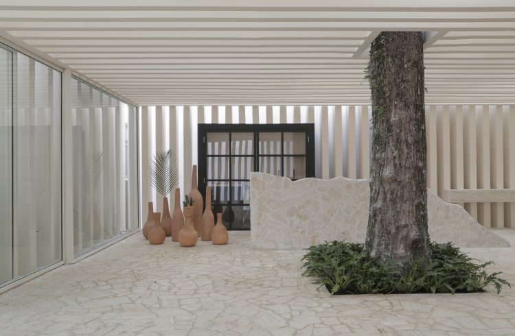 Casa das Sibipirunas: Otto Felix reinventa o conceito de casa de campo na CASACOR São Paulo 2019. Foram usados, 250 metros quadrados de cacos de mármore travertino romano que vieram de descartes. Incrível reaproveitamento.