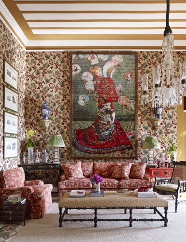 Estilo de decoração, Maximalismo.  Estampas no sofá e na parede, lustre de cristal e teto pintado. Projeto de Sig Bergamin.