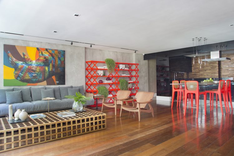 Apartamento com estante e cadeiras vermelhas com quadro de rinoceronte do artista Kobra assinado por Monique Pampolha e Hannah Cabral