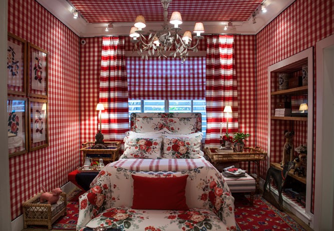 Xadrex na decoração.  Paredes e teto forrados com tecido xadrez vermelho e branco, em um quarto.