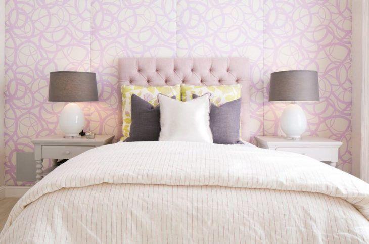 Os signos e suas cores na decoração, cor lilás para o signo de touro. Quarto com papel de parede e cabeceira da cama na cor lilás.