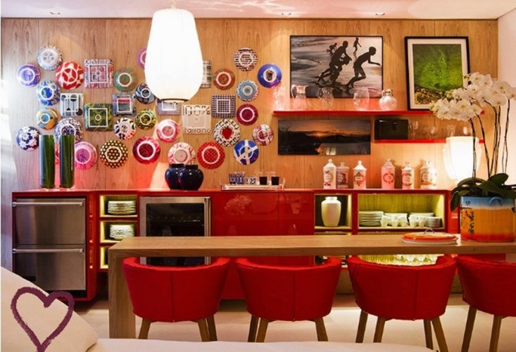 Os Signos e suas cores na decoração. Aries é a cor vermelha, Imagem de sala de jantar com cadeiras vermelhas e aparador na mesma cor.