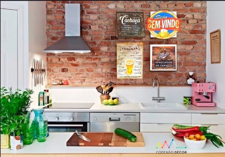 cozinha com parede de tijolinhos e plaquinhas de decoração
