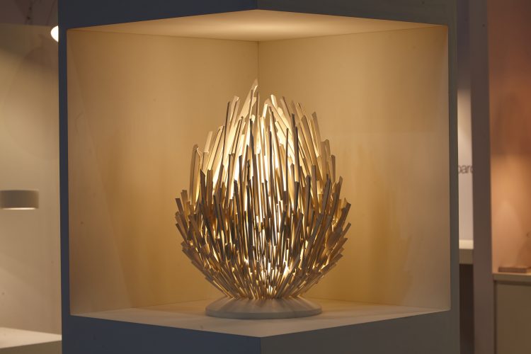 Luminária  de mesa em cerâmica feita á mão, com formato de uma ovo grande 