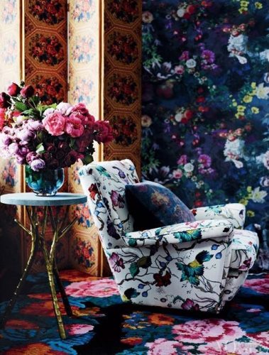 Mistura de estampas na decoração, Parede, tapete e poltrona estampados com motivos florais.