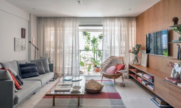 Apartamento colorido projetado para ser a morada no Rio de uma família paulista