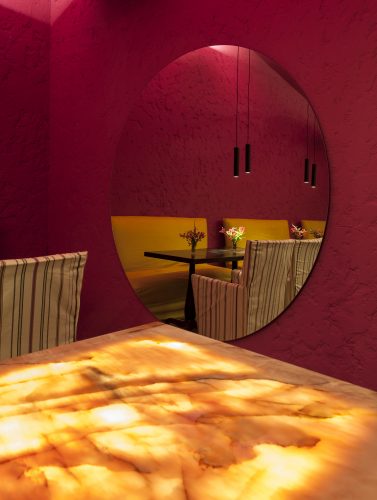 David Bastos assina restaurante Amado na CASACOR Bahia 2019, parede rosa com espelho redondo.