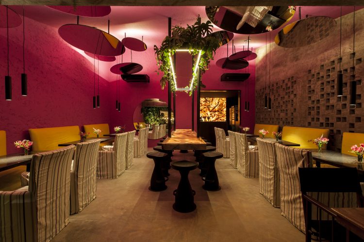 David Bastos assina restaurante Amado na CASACOR Bahia 2019 com cores chamativas, espelhos redondos no teto e cobogós