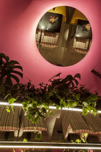 David Bastos assina restaurante Amado na CASACOR Bahia 2019. teto pintado de rosa com espelhos redondos.