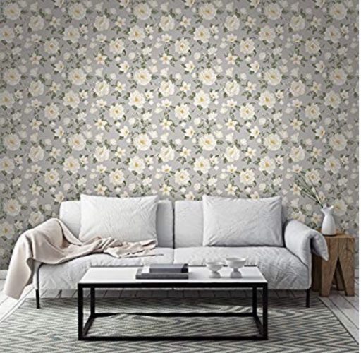Parede aras do sofá com papel de parede estampado com flores