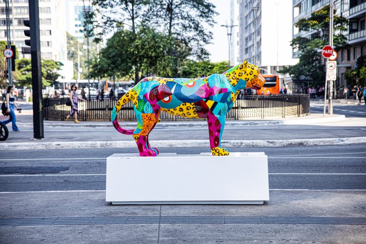 Esculturas de onças-pintadas que coloriram ruas e parques de São Paulo vão a leilão. Escultura nas ruas de SP
