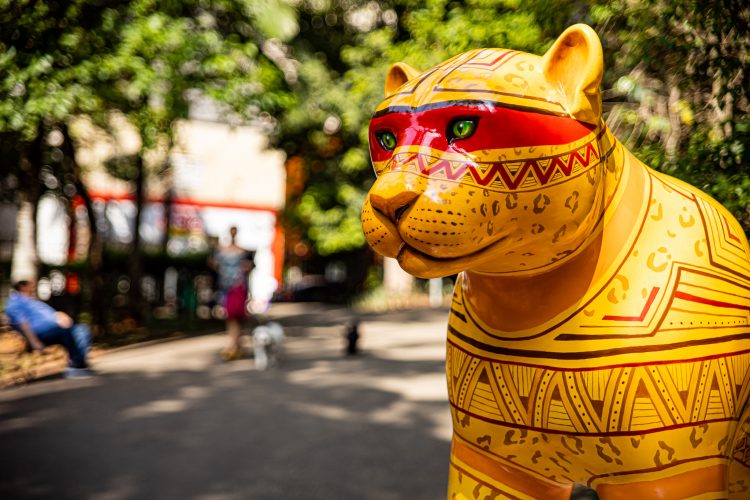 Esculturas de onças-pintadas que coloriram ruas e parques de São Paulo vão a leilão.