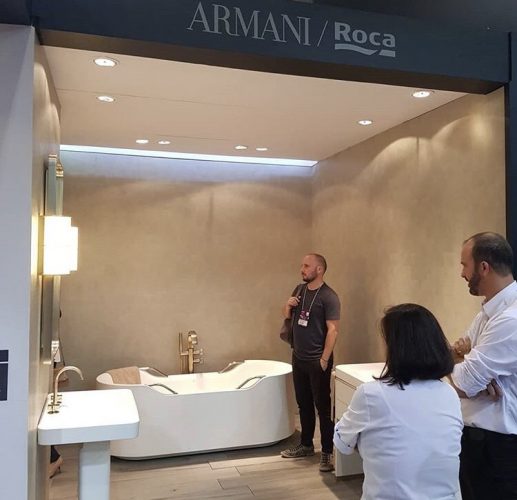 Na feira de revestimentos , stand da Roca com a banheira da linha Armani Casa.