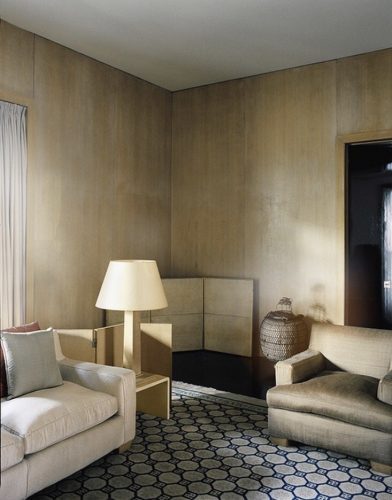 Sala com paredes douradas da grife Armani Casa.