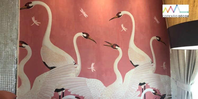 Papel de parede de fundo rosa com vários cisnes brancos, da grife italiana Gucci